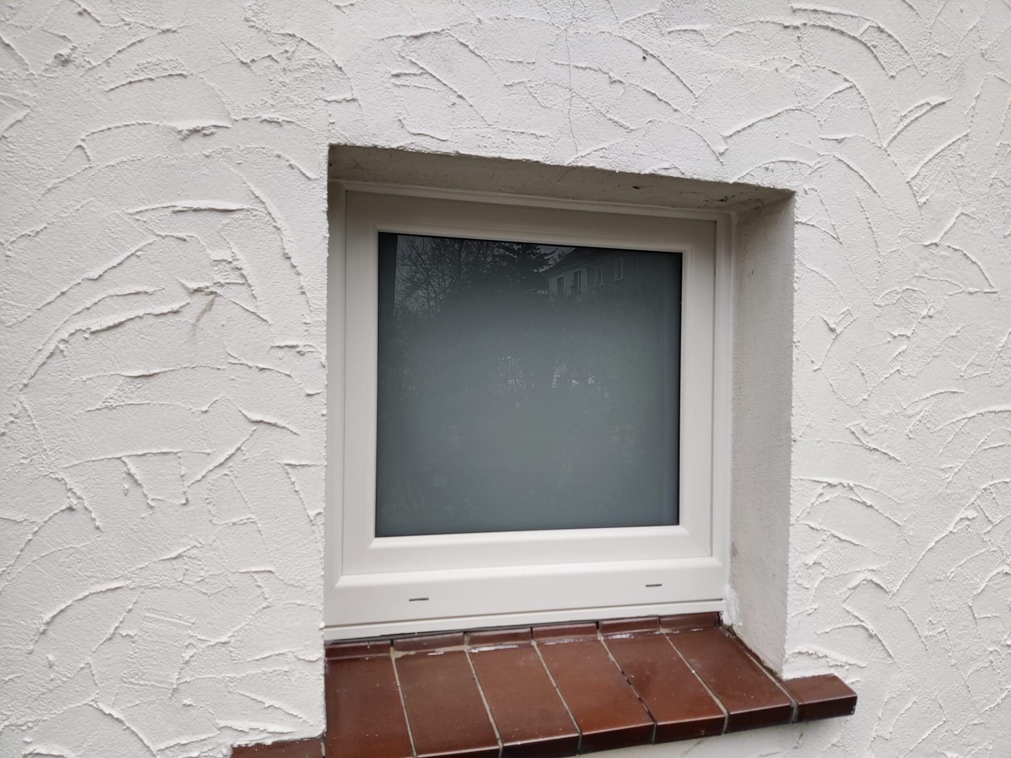 Umbau eines Kellerfensters mit Fensterscheibe