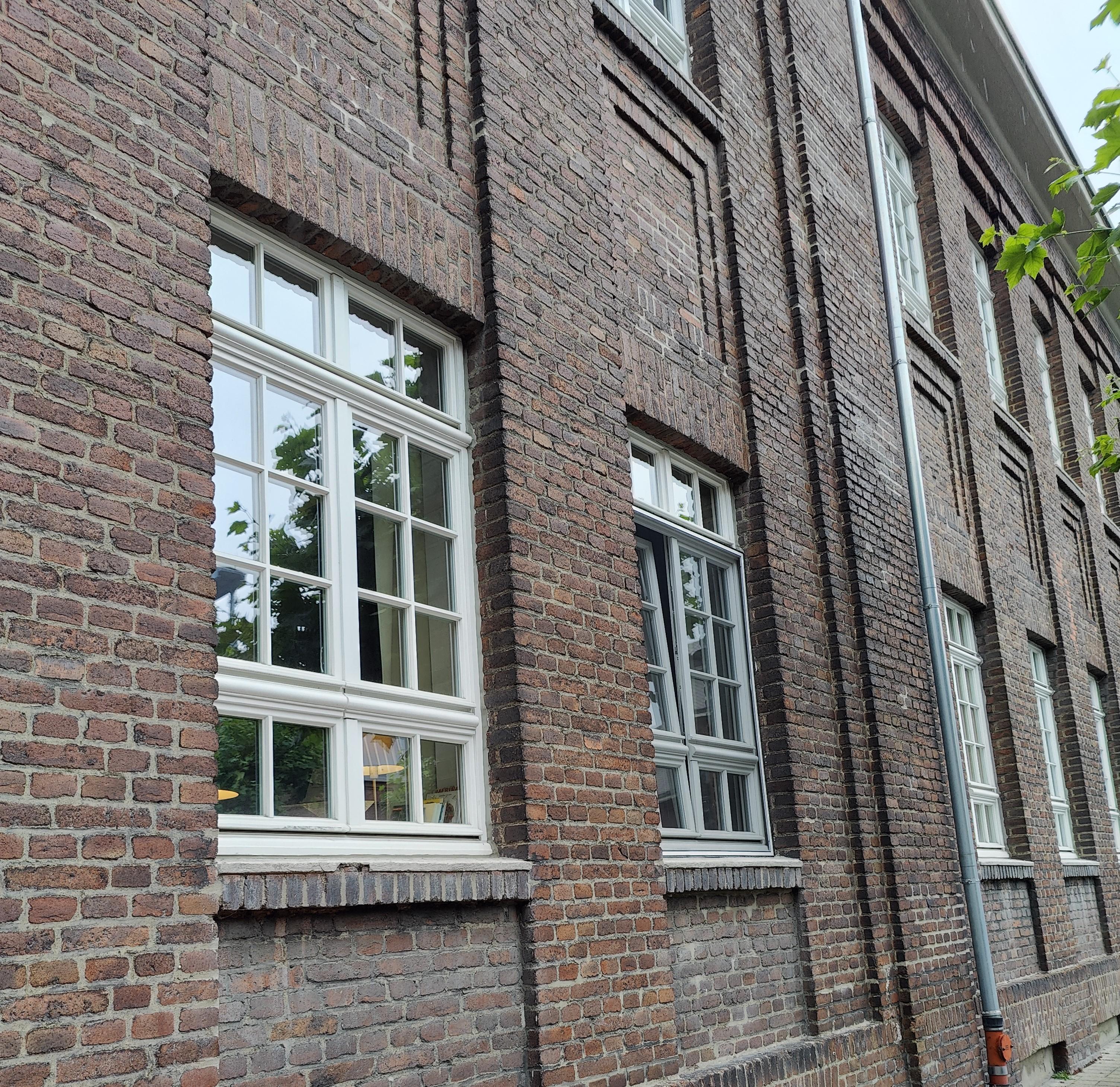 Nachher-Beispiel einer sauberen Insektenschutz-Installation an einem denkmalgeschützten Fenster.
