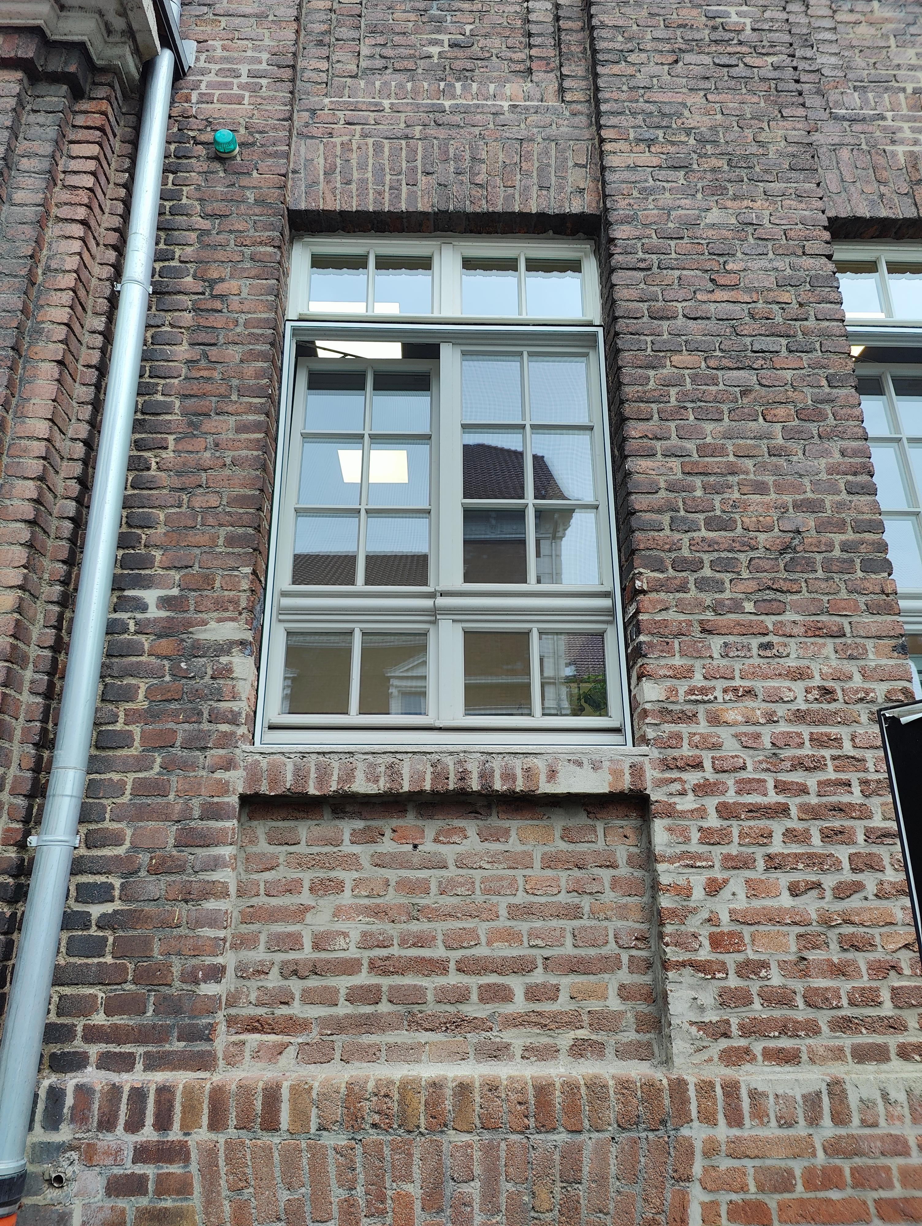 Insektenschutzinstallation an einem Denkmalgeschützen Fenster.