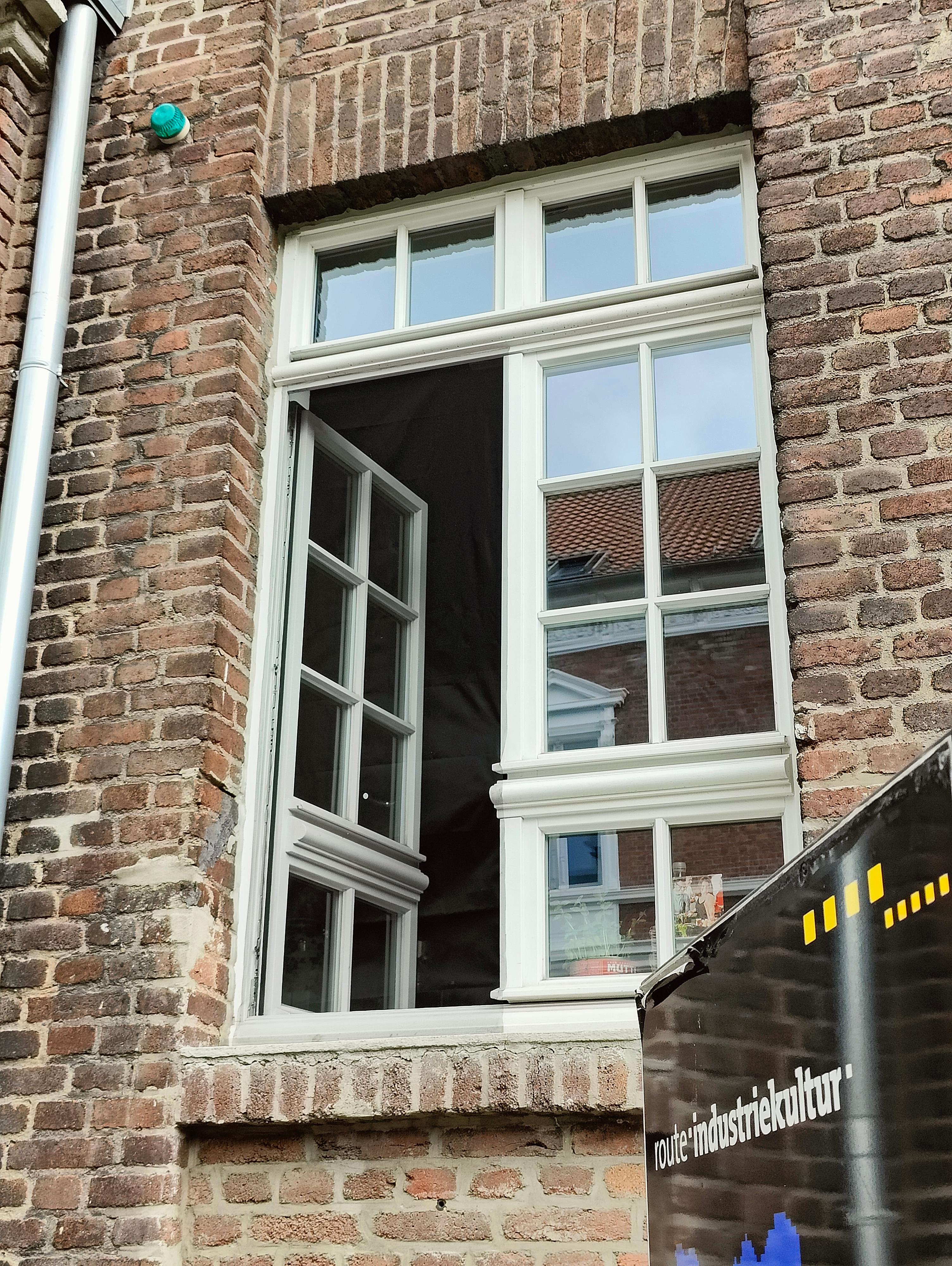Vorher-Beispiel eines geklebten Insektenschutzes im Fenster.