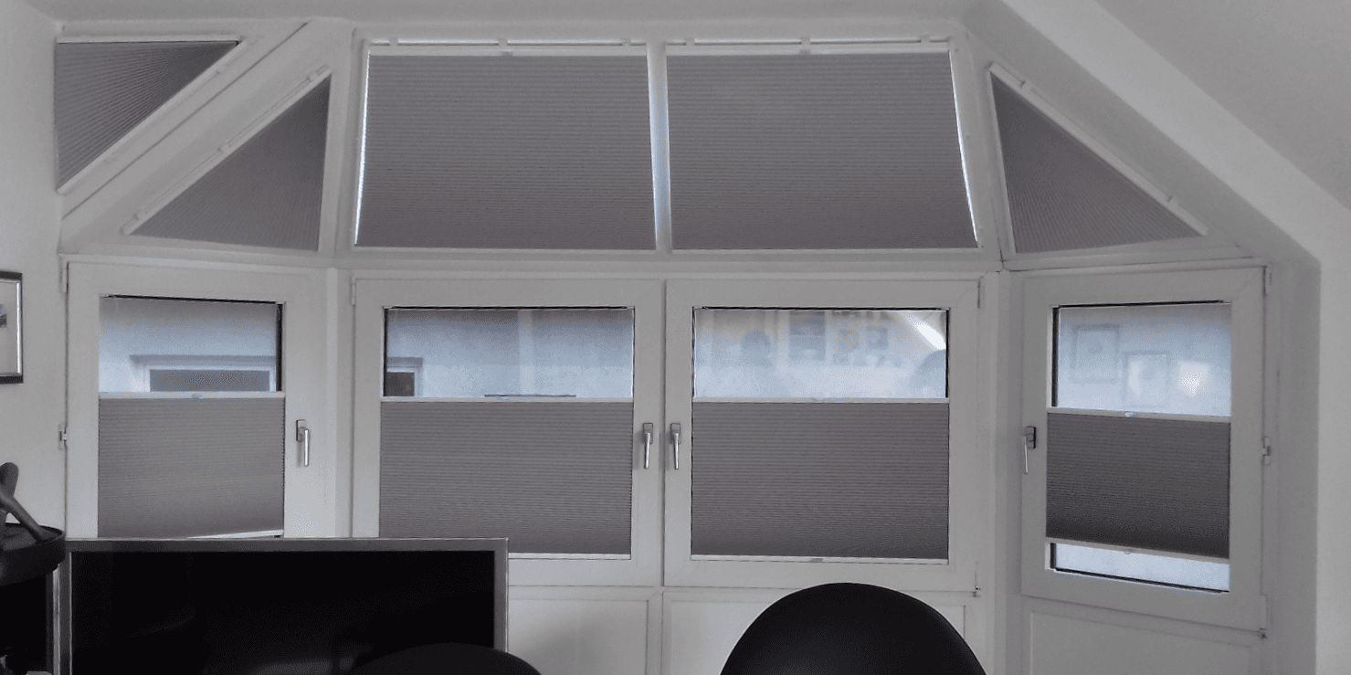 Graue Plisees für mehrere Fenster